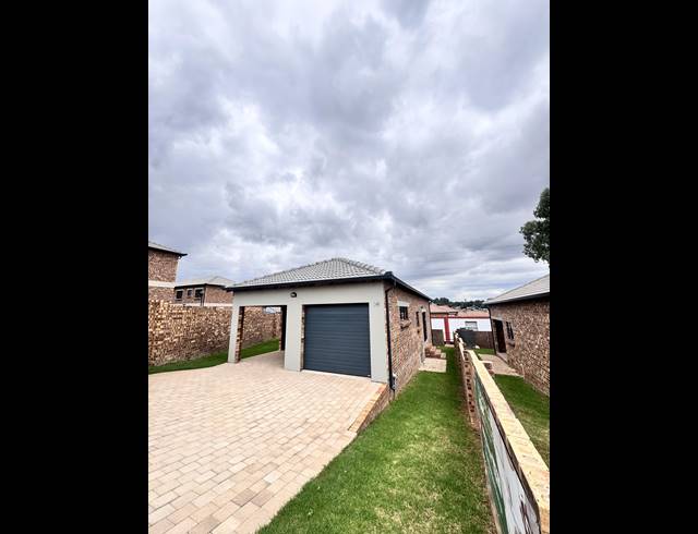 3 BEDROOM FREESTANDING FOR SALE IN DIE HEUWEL
